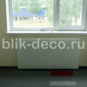 экран из стекла на батарею в офисе