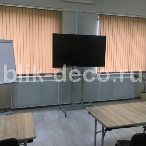 короба на батареи в зале учреждения