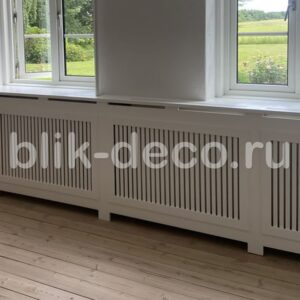 экран на батарею с ламелями белый на ножках