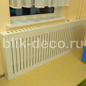 экран на батарею с прорезями белый