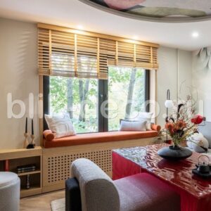 жалюзи горизонтальные в комнате